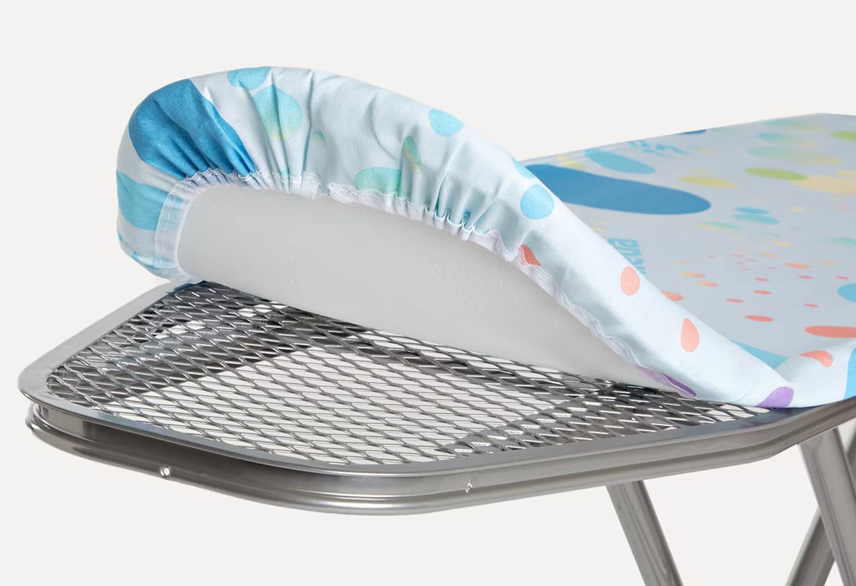 Το βαμβακερό κάλυμμα και η μεταλλική επιφάνεια της σιδερώστρας.